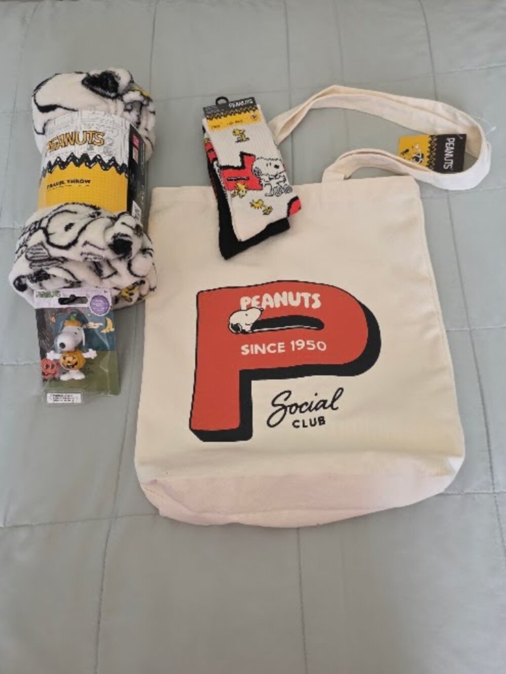 4 items: Small Peanuts/Snoopy tote, Berkshire throw, 2 pack socks, Snoopy figure
